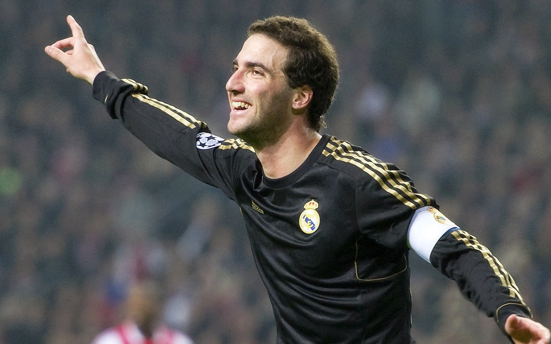 佛罗伦萨是否应引入高质量中场组织者，佛罗伦萨球队主场